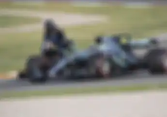 Seru Banget! Video Valentino Rossi dan Lewis Hamilton Tukar Pakai Motor MotoGP dan Mobil F1 di Valencia
