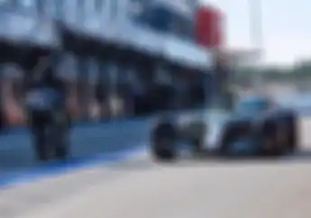 Kepergok Valentino Rossi Pakai Helm Merek Lain Saat Bawa Mobil F1 Lewis Hamilton?