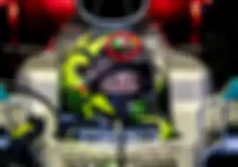 Terungkap, Ini Alasan Valentino Rossi Pakai Helm Lain Dilabeli AGV, Pas Jajal Mobil F1 Lewis Hamilton