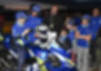 Peduli Anak-anak Penderita Kanker, Alex Rins dan Joan Mir Lelang Helm Sampai Sepatu