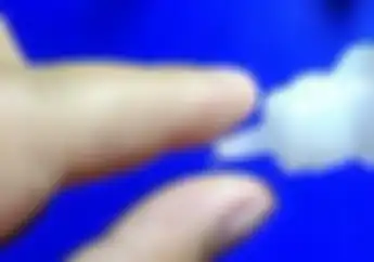 Trik Melepas Lem Korea yang Menempel di Tangan Gunakan Garam Dapur Dicampur Air Begini Caranya 