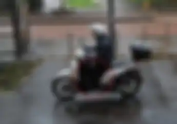 Lho Kok Naik Motor Pakai Selimut? Bisa Dipakai di Jalanan Juga Nih