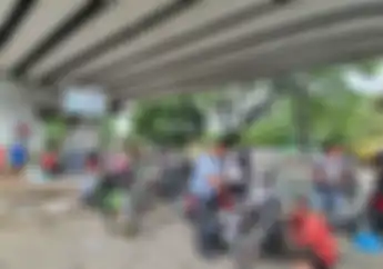 Banjir Jakarta Malah Membawa Berkah, Kolong Flyover Pesing Jadi Bengkel Motor Dadakan