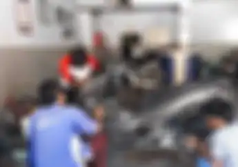Kocak, Honda PCX 150 Servis di Bengkel Resmi Yamaha, Buat Ngilangin Gredek Pakai Part Yamaha NMAX?