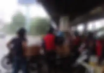 Dendanya Bikin Panas Dingin, Begini Alasan Pemotor Tetap Nekat Berteduh di Flyover Saat Hujan