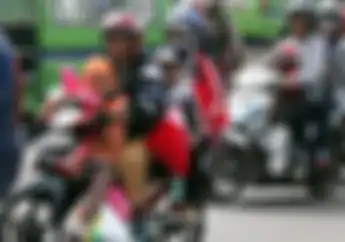 Street Manners: Motor Jadi Enggak Seimbang, Pemotor Bonceng Tiga Bisa Dipenjara 1 Bulan