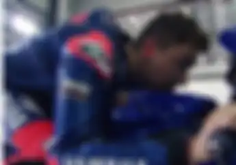 Video Jorge Lorenzo Jajal Yamaha YZR-M1 Terbaru di Sirkuit Sepang, Saking Semangatnya Sampai Pasang Stiker Nomor Start Sendiri!