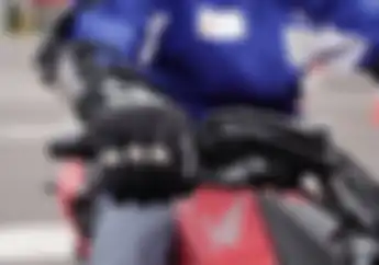Cilaka Duabelas 2 Jari Stand By di Tuas Rem Saat Mengendara Motor, Ini Teknik yang Benar