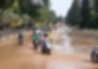 Street Manners: Pemotor Jangan Anggap Sepele Jalan Berlumpur Pasca Banjir, Berbahaya