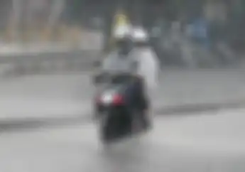 Ternyata Bahaya Banget, Ini Yang Wajib Diwaspadai Bikers Saat Menerjang Hujan