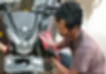 Langsung Jreng Cuma Rp 30 Ribuan Montir Dadakan Bantu Motor Mogok Kebanjiran