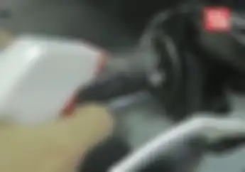 Cegah Pencemaran Virus! Yuk Para Bikers Rutin Bersihkan Handgrip Motor
