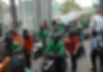 Cegah Virus Corona, Ratusan Driver Ojol Surabaya Disemprot Disinfektan
