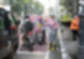 Keren Banget! Cegah Covid-19, Srikandi Damkar Kota Bandung Semprot Disinfektan ke Pengendara Motor