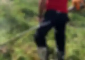 Balapan MotoGP Gak Mulai-mulai Juga, Pembalap MotoGP Ini Sampai Alih Profesi Jadi Tukang Rumput?
