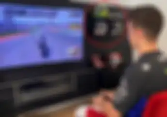 Bikin Salfok, Maverick Vinales Latihan Hadapi MotoGP Virtual Race, Kok Ada Helm Pembalap Lain Sih?