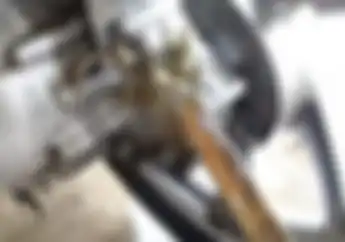 Hindari Pakai Bensin Untuk Bersihkan Kerak Bandel di Motor, Ini Efek Negatifnya Bro!