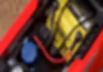 Sering Ketuker, Dahulukan Kabel Mana Saat Copot dan Pasang Aki Motor?