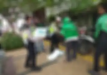 Bantu Riangankan Dampak Corona, Polisi Bagikan Sembako Gratis ke Driver Ojol