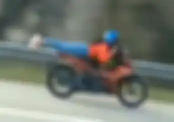 Sering Dipakai Joki Balap LIar, Ini Orang Yang Pertama Kali Bergaya Superman Di Atas Motor
