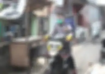 Sangat Inspiratif, Seorang Polisi Modifikasi Motornya Untuk Penyemprotan Disinfektan di Gang.