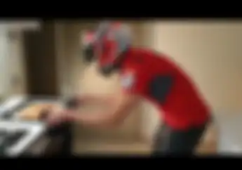 Bikin Senyum, Test Rider MotoGP Kelamaan Gak Ngegas Motor, Bikin Pizza Aja Pakai Helm