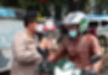 Himbau Langsung Masyarakat, Polres Jakut Sosialasi PSBB dan Bagikan Masker Buat Pengendara Motor