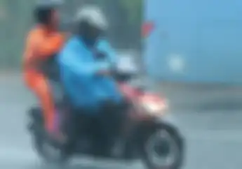 Pagi Ini Jakarta Diguyur Hujan, Pakai Jas Hujan Lebih Baik Warna Cerah?