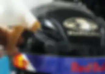 Cegah Penyebaran Virus Corona, Seperti Ini Cara Menyemprotkan Cairan Disinfektan ke Helm yang Aman