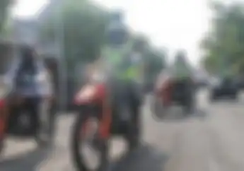 Rayakan Hari Kartini, Para Polwan Cantik  di Tulungagung Bagikan Sembako  Naik Honda CRF150L