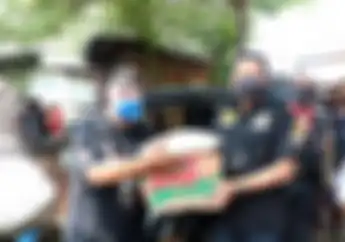 Klub Motor Besar Indonesia Bersama Ketua MPR RI Meringankan Beban Supir Bajaj Jakarta , Salurkan 1 Ton Beras  Dan Sembako Saat Pandemi Virus Corona