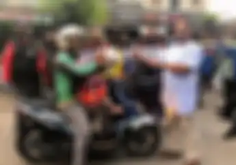Lawan Pandemi Virus Corona, Forum Bikers Lakukan Aksi Berbagi Ramadhan Di Pos PSBB Kalimalang
