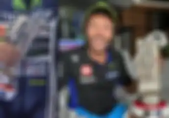 Wow, Selebrasi Valentino Rossi Angkat Trofi di MotoGP Virtual Race IV, Faktanya Emang Trofi MotoGP Sungguhan 