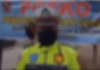 Ada Apa Nih Polisi yang Bertugas di Check Point PSBB Tiba-tiba Menangis Minta Sesuatu