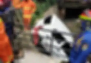 Gara-Gara Motor Ngerem Mendadak, Minibus Nyebur ke Kali Hindari Tabrakan