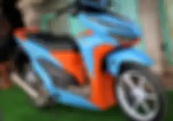 Modifikasi Honda Vario 150 Tampil Unik Pakai Livery Ala Gulf Racing