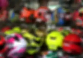 Sering Pakai Helm Half Face Simak Nih Plus Minus Saat Riding di Motor