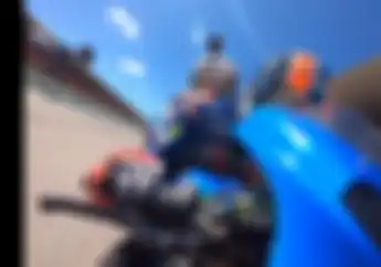 Bikin Ngilu, Apa Jadinya Pembalap MotoGP Alex Rins Jadi Tukang Ojek,  Motornya Suzuki GSX-R1000 Lo