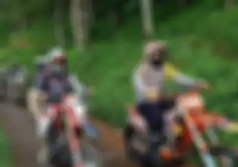 Sulit Ditembus, Kapolres Pekalongan Bagikan Sembako Pakai Motor Tril Ke Desa Terpencil