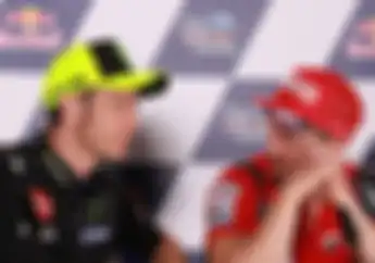 Sama-sama Belum Tanda Tangan Kontrak, Apa Sih Yang Bedakan Valentino Rossi dengan Andrea Dovizioso?