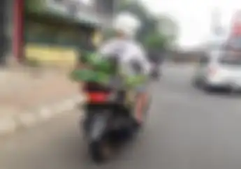 Lagi Marak Bersepeda, Apakah Membawa Sepeda di Jok Belakang Motor Termasuk Pelanggaran Lalu Lintas?