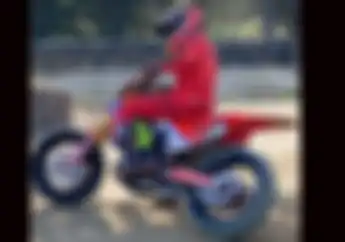 Gak Perlu ke Sirkuit MotoGP, Begini Marc Marquez Ngegas Motor Garuk Tanah Simulasi Balap MotoGP di Jerez