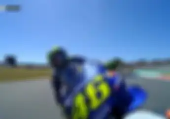 Parah! Video Valentino Rossi Seruduk Rivalnya di MotoGP Belanda 2018