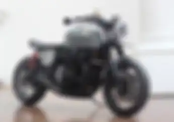 Modifikasi Suzuki GSX-750 Police Jadi Cafe Racer Sangar, Tangki Besar dan Ban Gambot Jadi Kekar