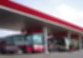 Gak Seperti Motor, Kenapa Bis Ketika Isi BBM Mesin Harus Tetap Hidup?