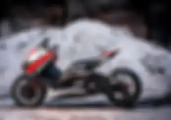 Modifikasi Yamaha TMAX Tersangar di Dunia, Pakai Part Yamaha R1 dan Pelek 17