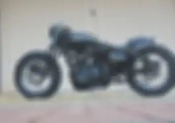 Modifikasi Royal Enfield Classic 500 Custom Bergaya Old School Bobber