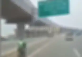 Bahaya, Video Driver Ojol Malah Santuy Naik Motor di Jalan Tol, Netizen Langsung Bilang Begini