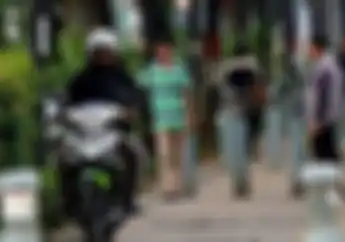 Street Manners: Pemotor Masih Doyan Naik Trotoar, Awas Bisa Kena Denda Sampai 'Dikandangin'