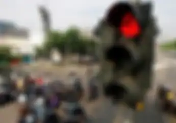 Pemotor Terobos Lampu Merah Tewas Ditabrak Toyota Rush di Gunung Sahari